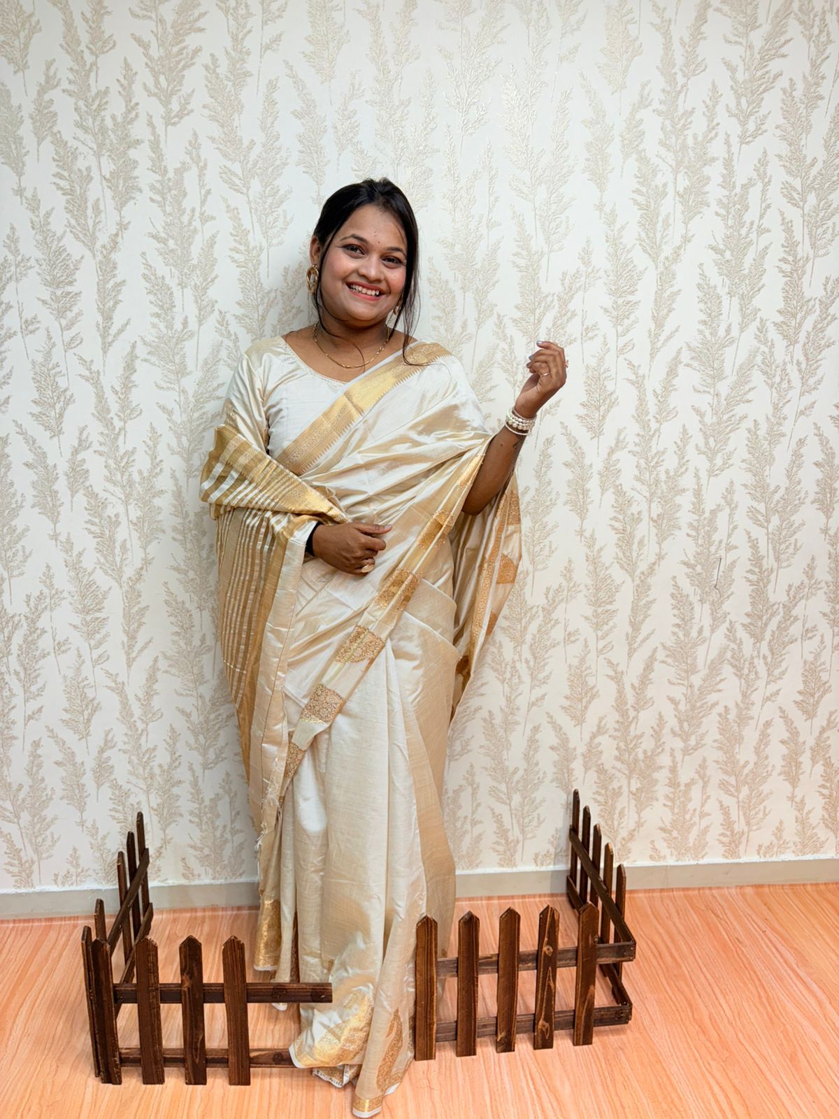 Golden Shehzaadi – Cream & Gold Jacquard Tussar Silk Saree